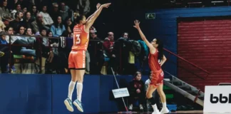 Jugadora del Valencia Basket lanzando a canasta en un partido emocionante