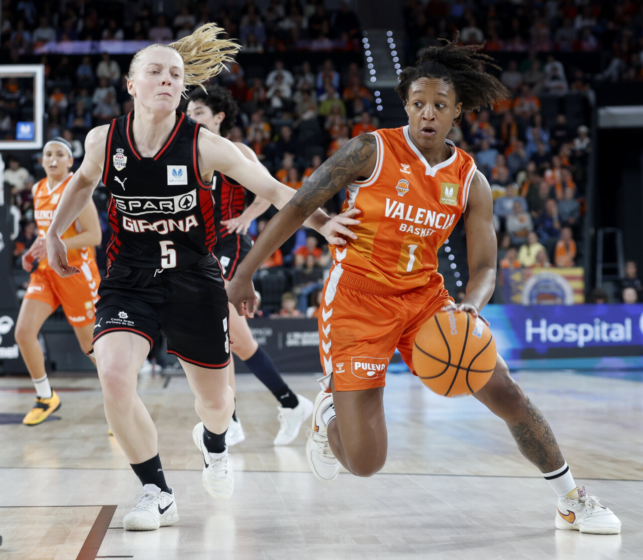 Jugadoras de Valencia Basket y Spar Girona compiten en un partido de baloncesto.