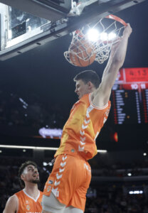 Jugador del Valencia Basket realizando un mate durante un partido