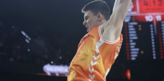 Jugador del Valencia Basket realizando un mate durante un partido