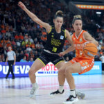 Jugadoras de Valencia Basket y Hozono Global Jairis en acción durante un partido de baloncesto.