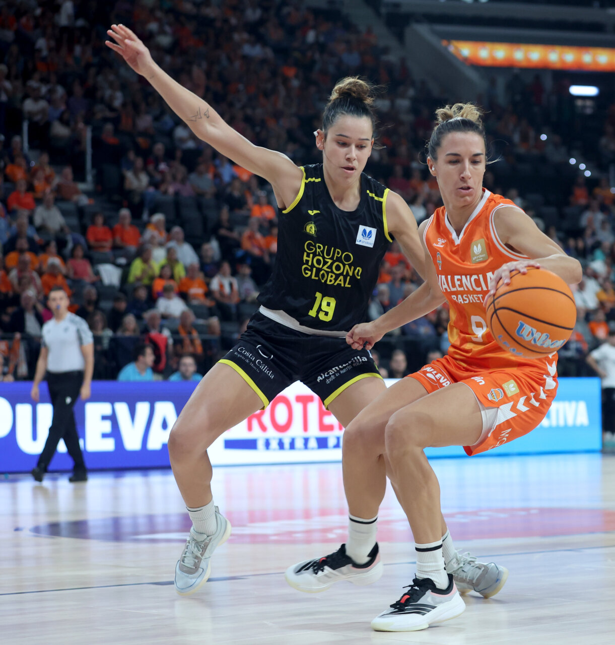 Jugadoras de Valencia Basket y Hozono Global Jairis en acción durante un partido de baloncesto.
