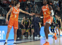 Jugadoras de Valencia Basket celebrando durante un partido en Tarragona.