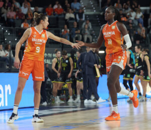 Jugadoras de Valencia Basket celebrando durante un partido en Tarragona.