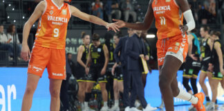 Jugadoras de Valencia Basket celebrando durante un partido en Tarragona.
