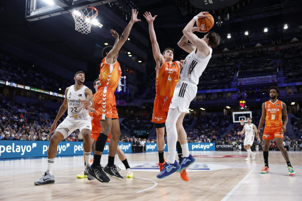 Jugadores de Valencia Basket y Real Madrid en un partido de EuroLeague
