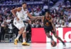 Jugadores de Valencia Basket y Real Madrid compiten en un partido de EuroLeague.