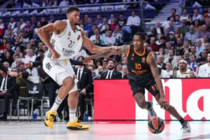 Jugadores de Valencia Basket y Real Madrid compiten en un partido de EuroLeague.