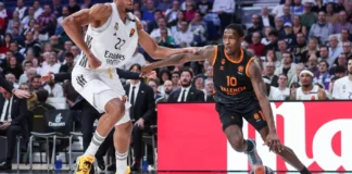 Jugadores de Valencia Basket y Real Madrid compiten en un partido de EuroLeague.