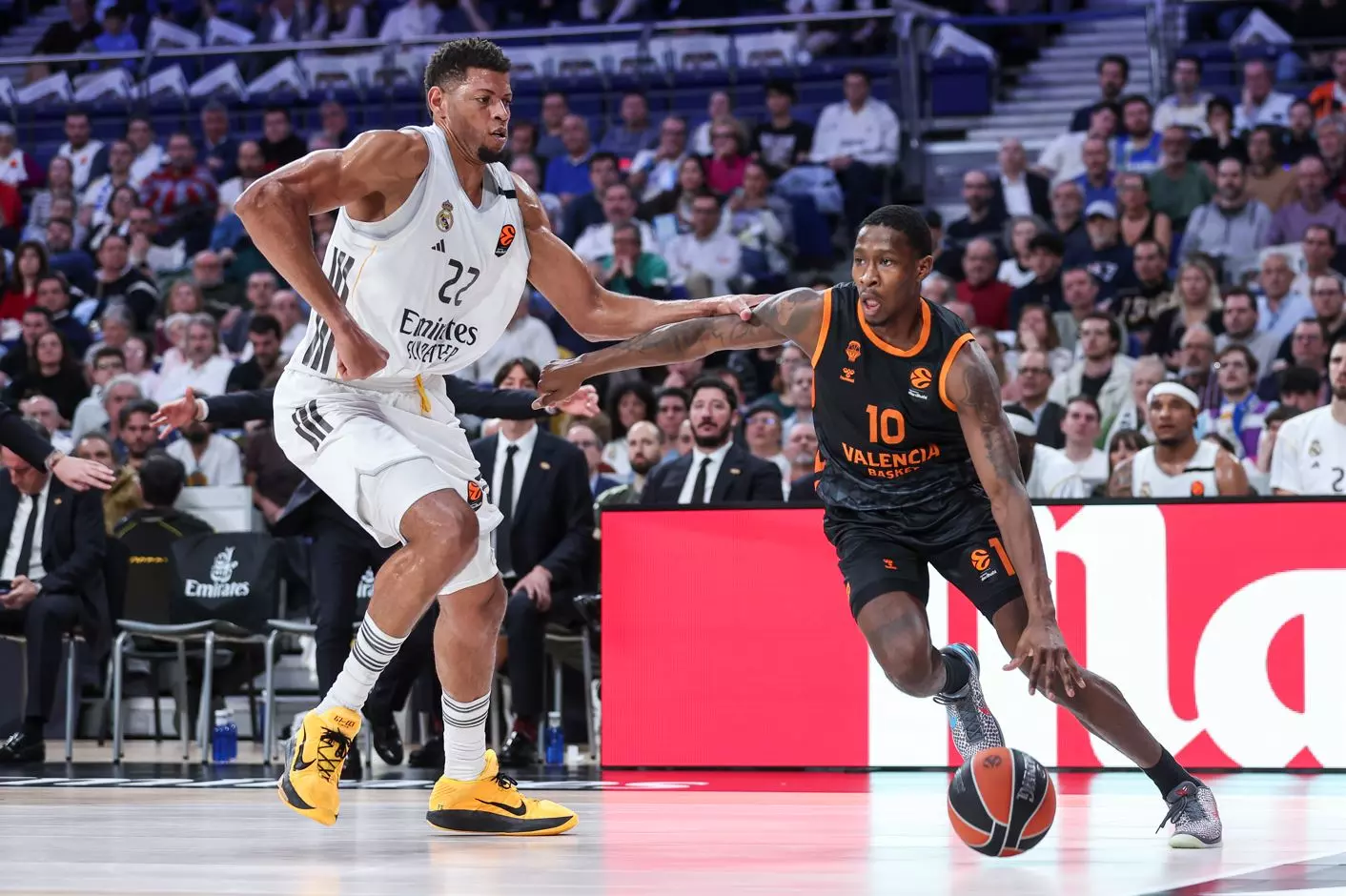 Jugadores de Valencia Basket y Real Madrid compiten en un partido de EuroLeague.