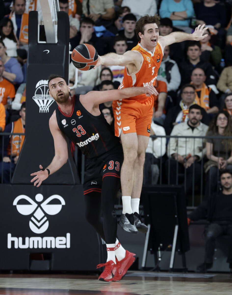 Nate Reuvers en acción durante un partido de baloncesto
