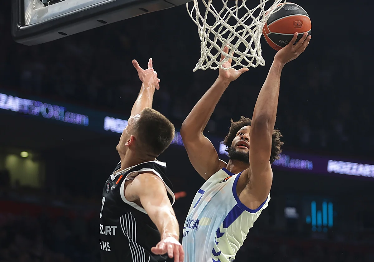 Jugador de Valencia Basket en acción durante un partido emocionante en Belgrado