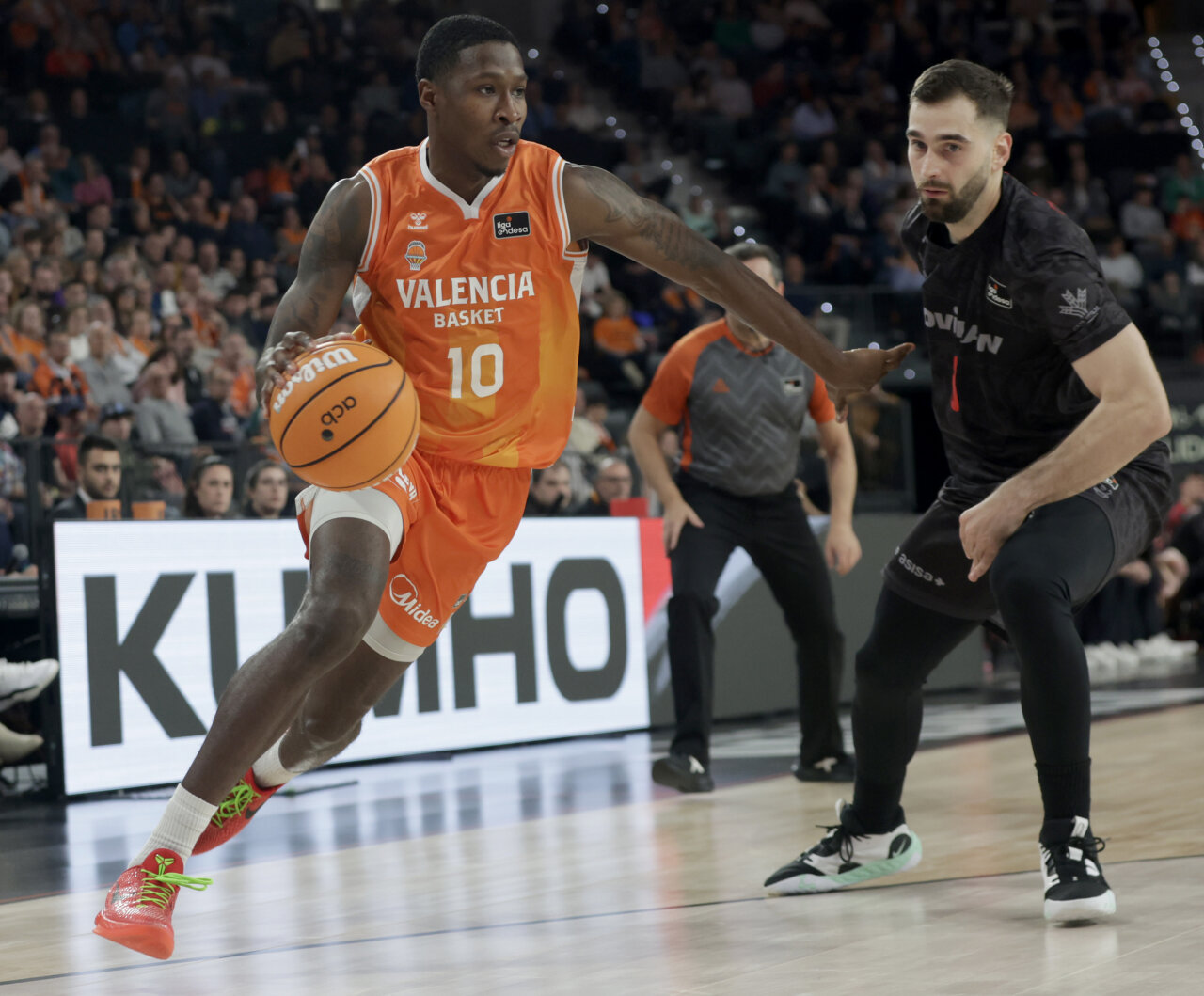 Jugador del Valencia Basket driblando durante un partido contra Granada