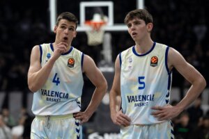 Jugadores de Valencia Basket en un momento tenso del partido