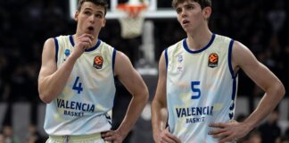 Jugadores de Valencia Basket en un momento tenso del partido