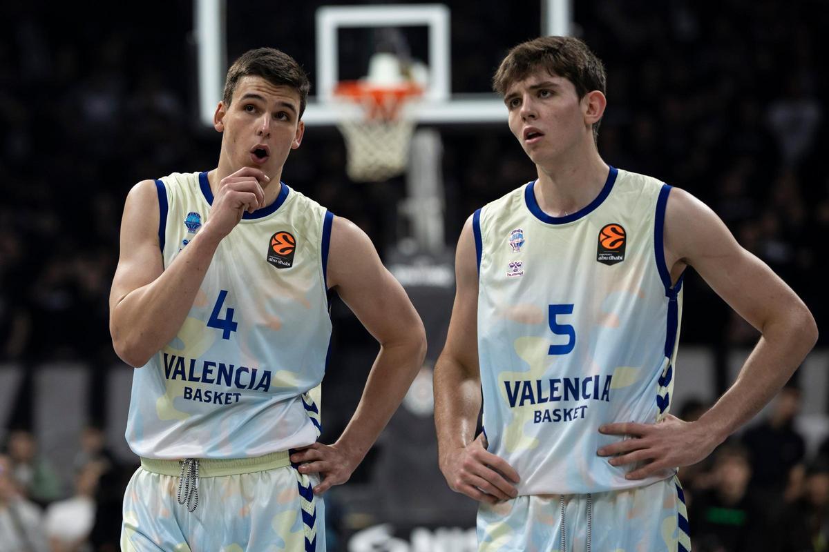 Jugadores de Valencia Basket en un momento tenso del partido