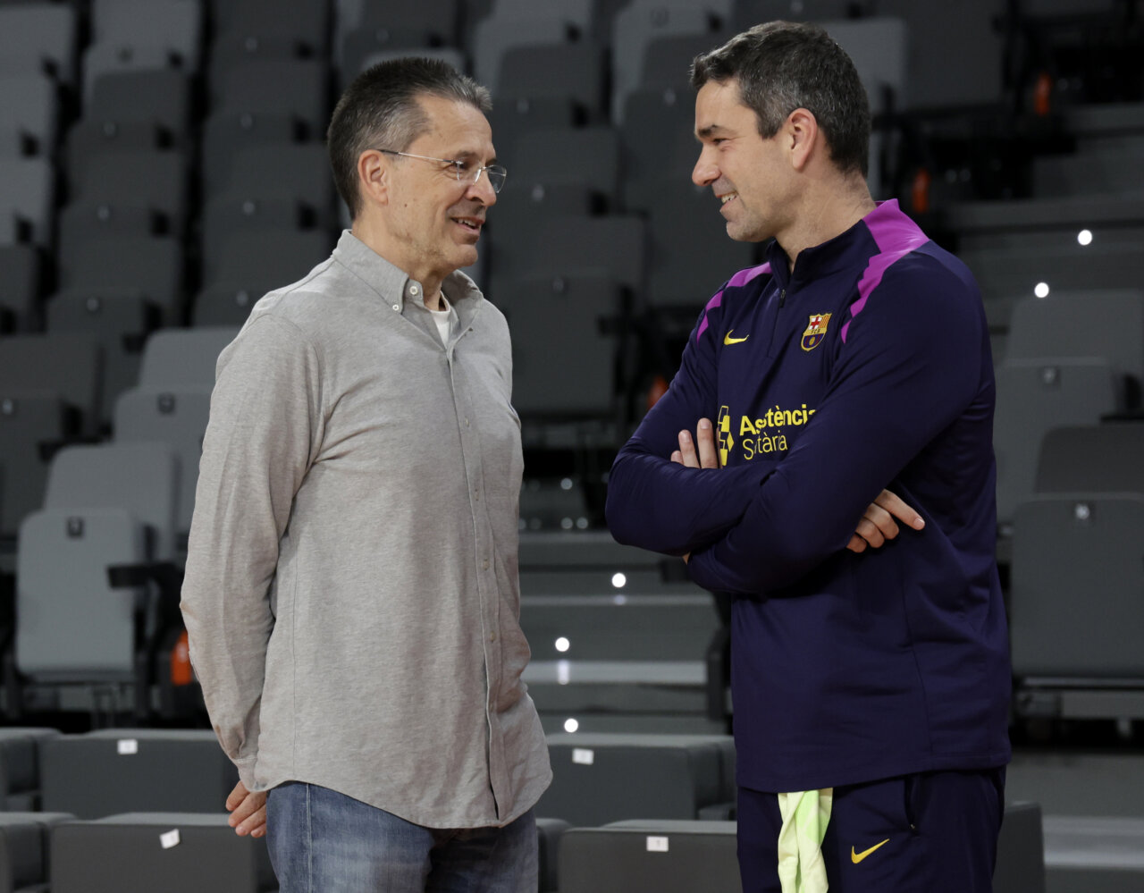 Entrenadores de baloncesto conversando en un partido
