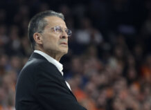 Entrenador Pedro Martínez del Valencia Basket durante un partido