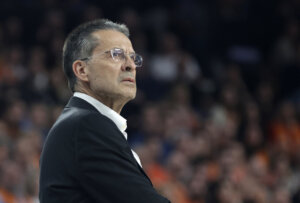 Entrenador Pedro Martínez del Valencia Basket durante un partido
