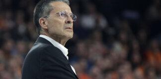 Entrenador Pedro Martínez del Valencia Basket durante un partido