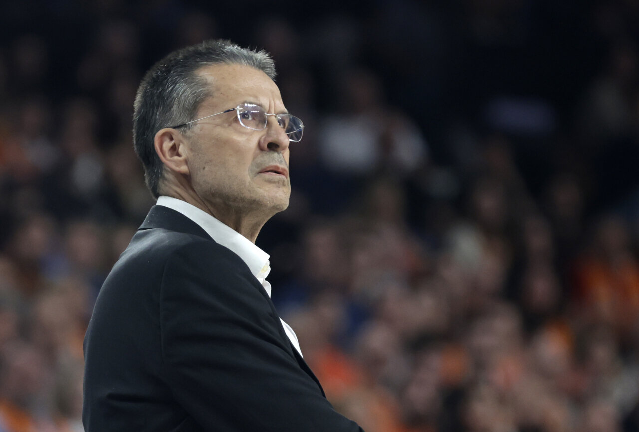 Entrenador Pedro Martínez del Valencia Basket durante un partido