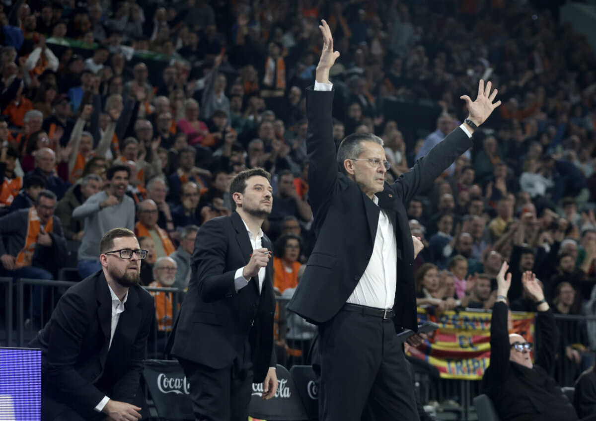 Entrenador Pedro Martínez dirigiendo al Valencia Basket durante un partido emocionante.