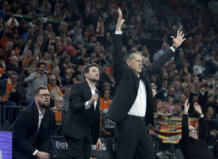 Entrenador Pedro Martínez dirigiendo al Valencia Basket durante un partido emocionante.