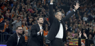 Entrenador Pedro Martínez dirigiendo al Valencia Basket durante un partido emocionante.