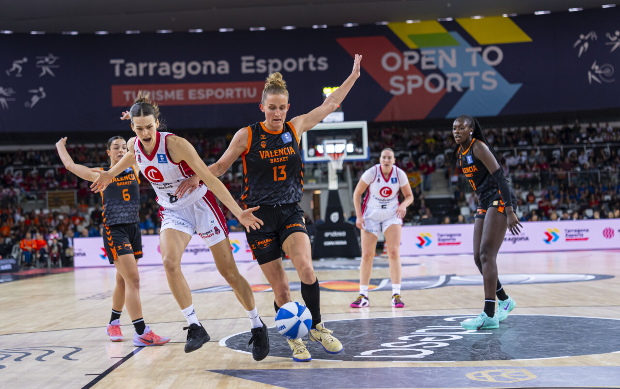 Jugadoras de Valencia Basket compiten en semifinales de la Copa de la Reina