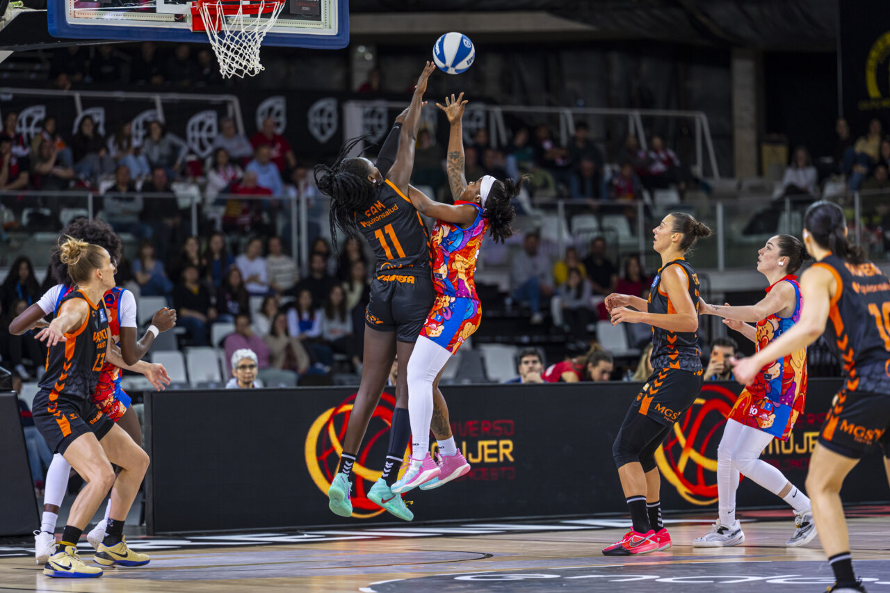 Jugadoras de Valencia Basket y Durán Ensino en acción durante un partido de baloncesto.