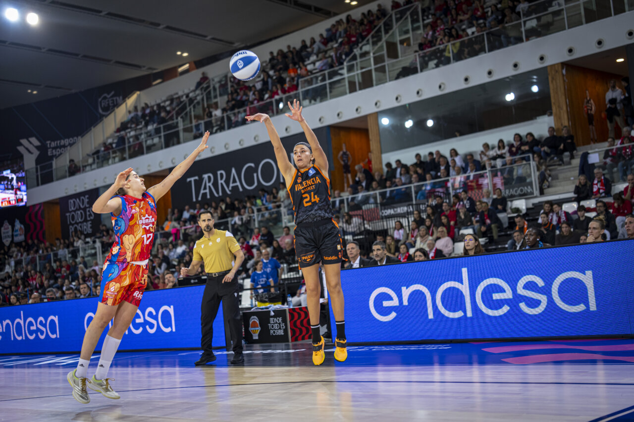 Jugadora de Valencia Basket lanzando a canasta durante un partido