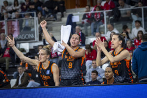 Jugadoras de Valencia Basket animando desde el banquillo durante un partido
