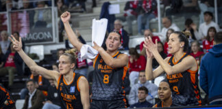 Jugadoras de Valencia Basket animando desde el banquillo durante un partido