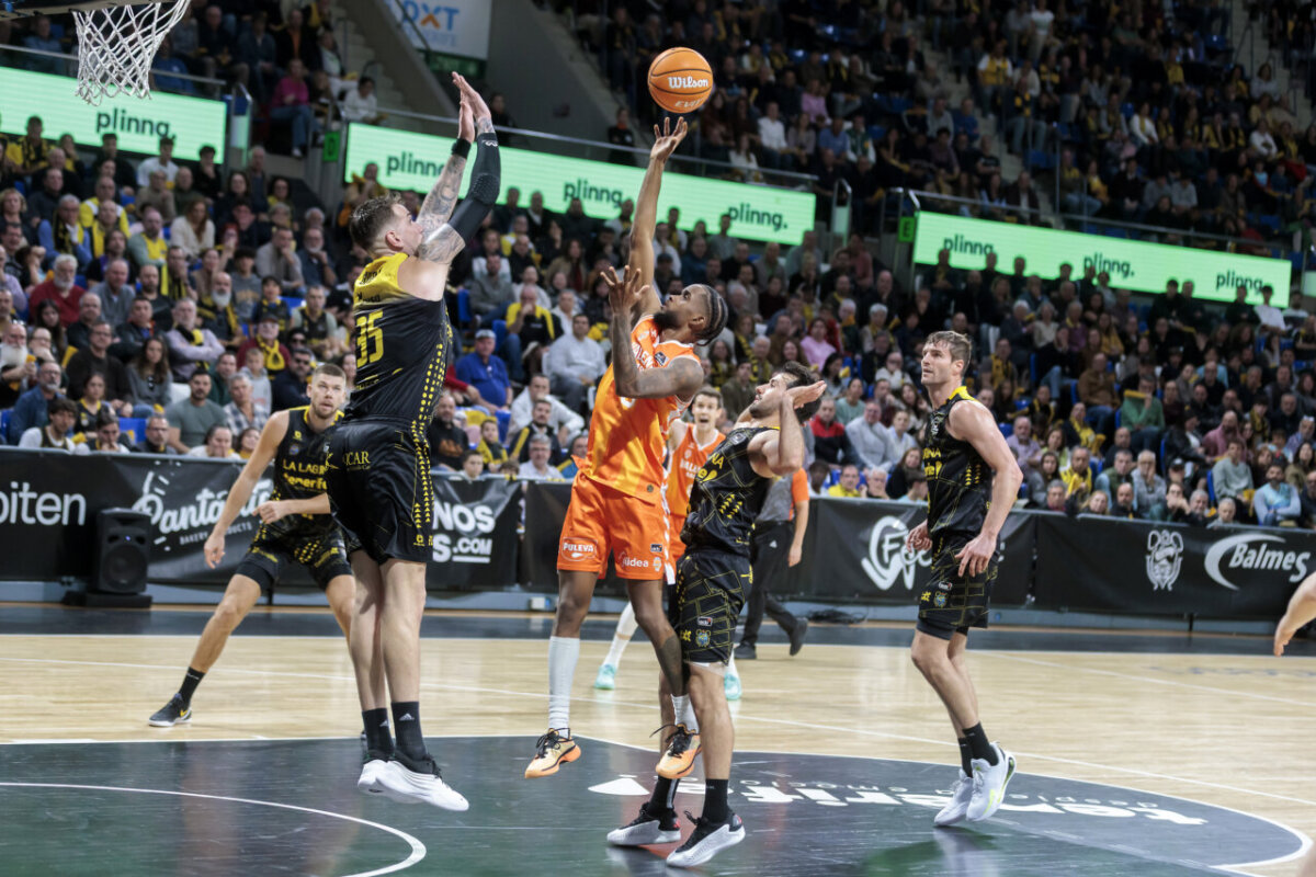 Jugador de Valencia Basket lanzando a canasta en un partido contra Tenerife.