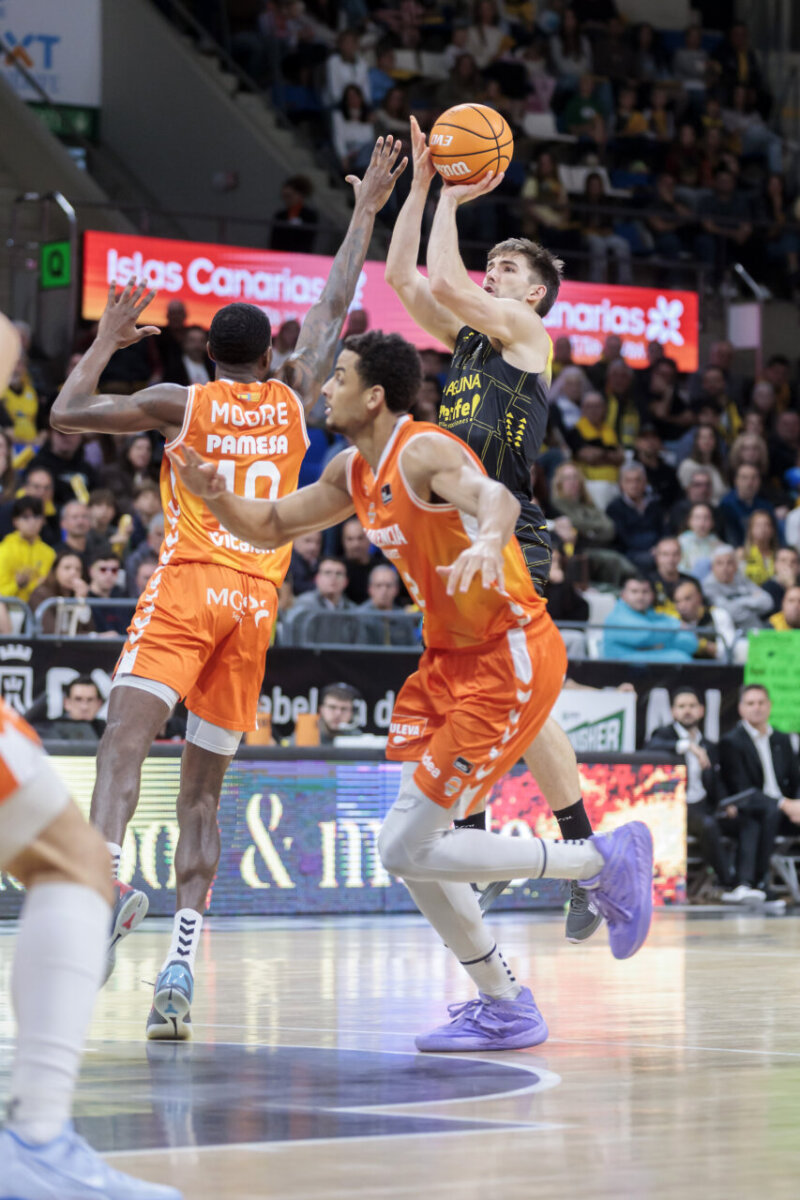 Jugadores de Valencia Basket y Tenerife en acción durante el partido