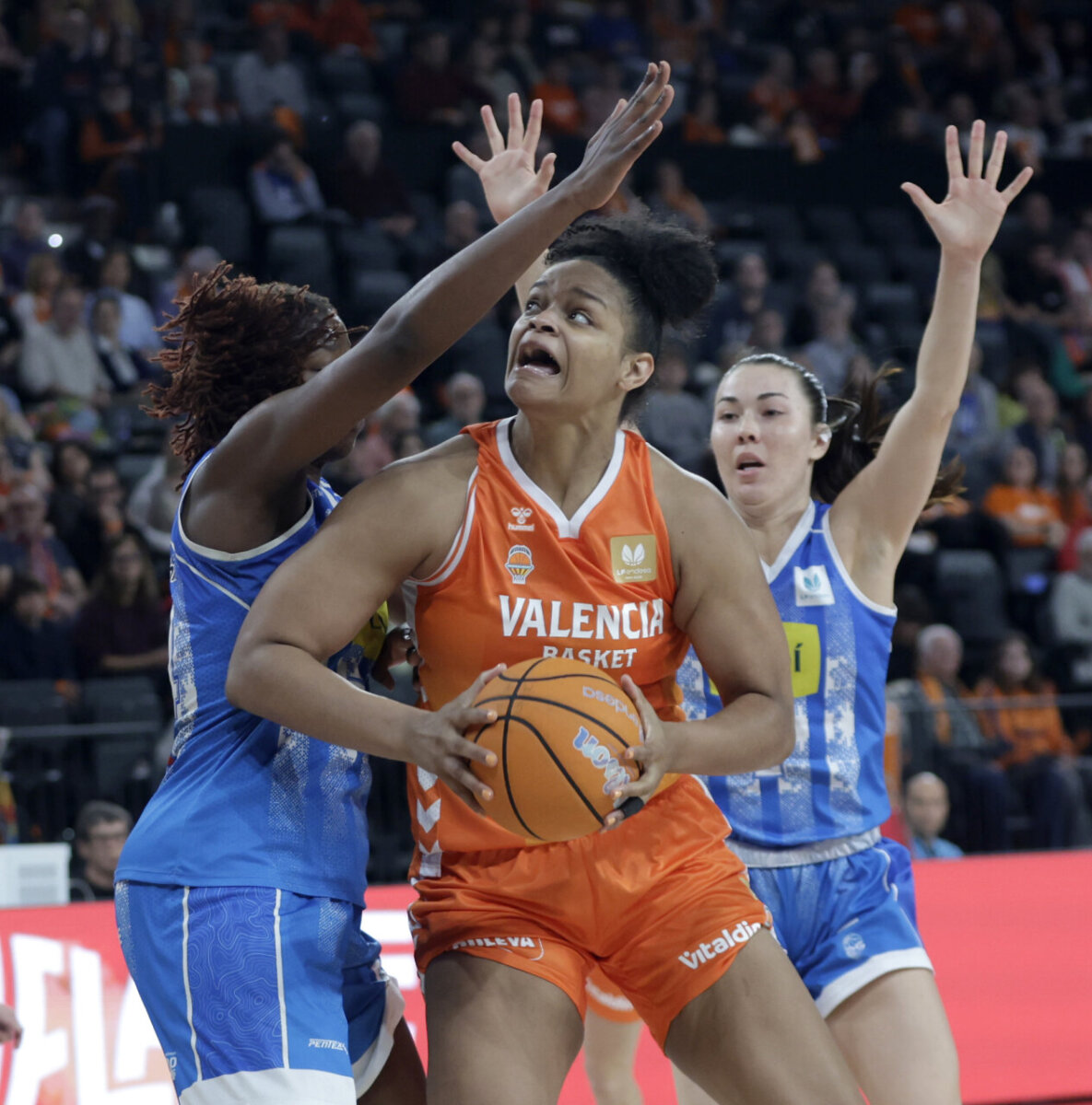 Jugadora de Valencia Basket en acción durante un partido contra Cadí La Seu