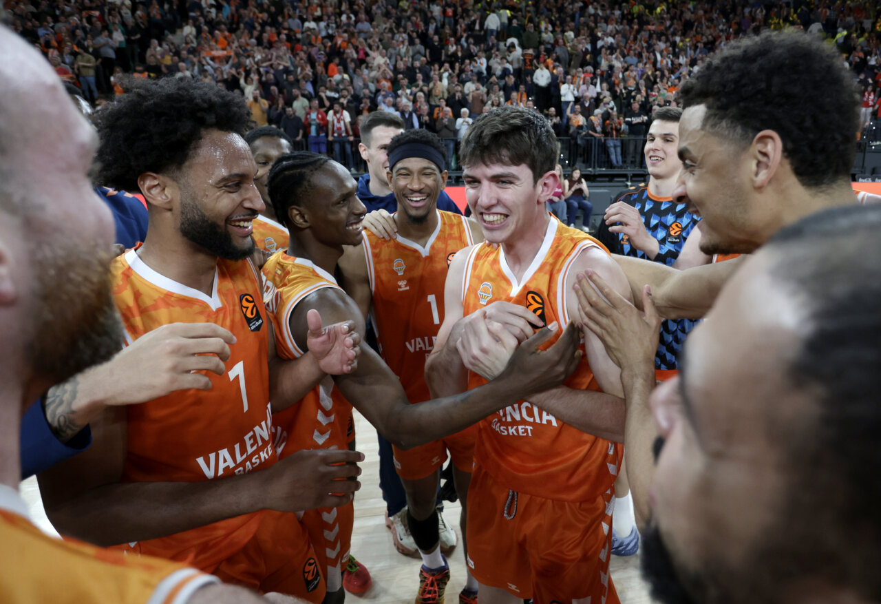 Jugadores de Valencia Basket celebrando una victoria emocionante en el Roig Arena