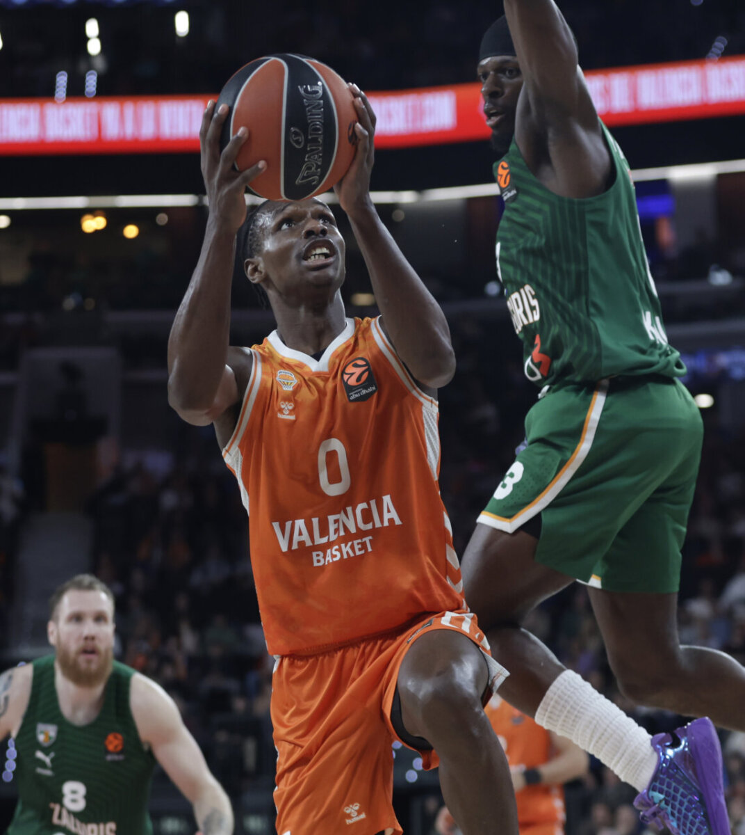 Jugador de Valencia Basket lanzando a canasta durante un partido