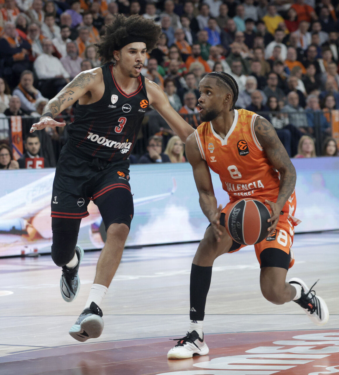 Jugadores de Valencia Basket en un emocionante partido contra Olympiacos.