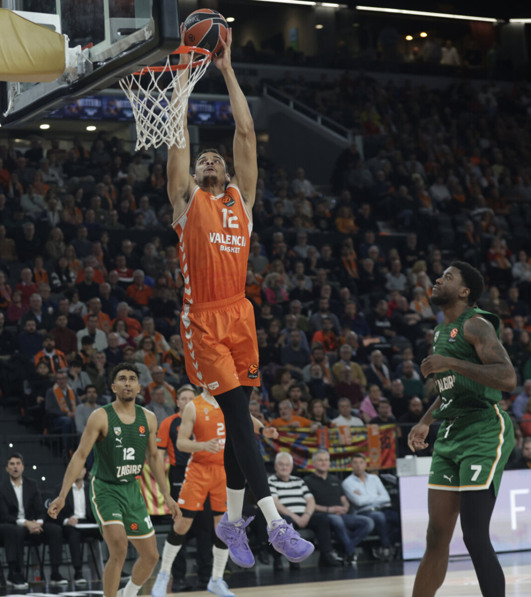 Jugador de Valencia Basket realizando un mate durante el partido contra Zalgiris Kaunas