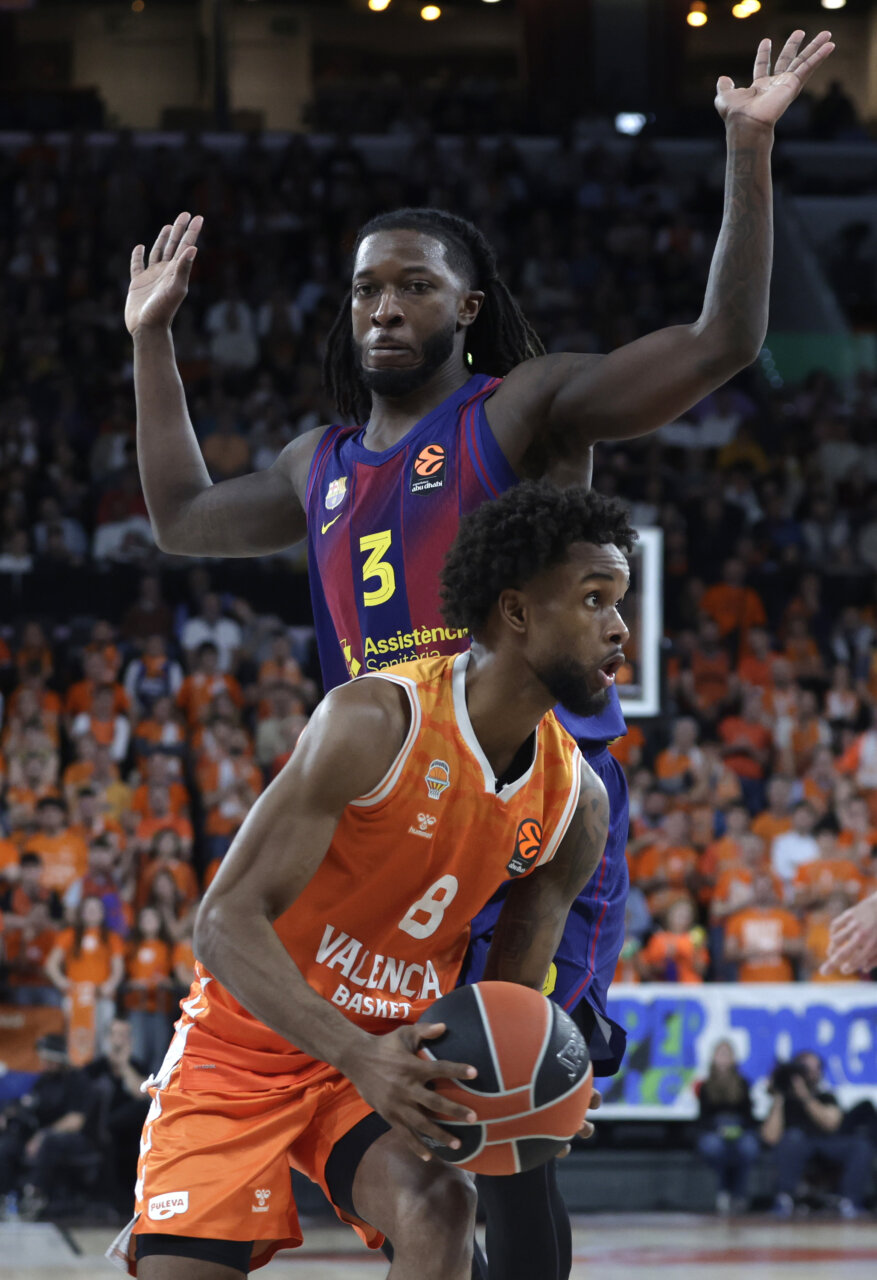 Jugadores de Valencia Basket y FC Barcelona en un partido de baloncesto