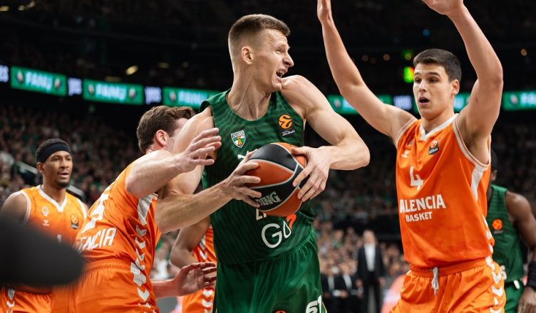 Jugadores de Valencia Basket y Zalgiris en un partido de Euroliga