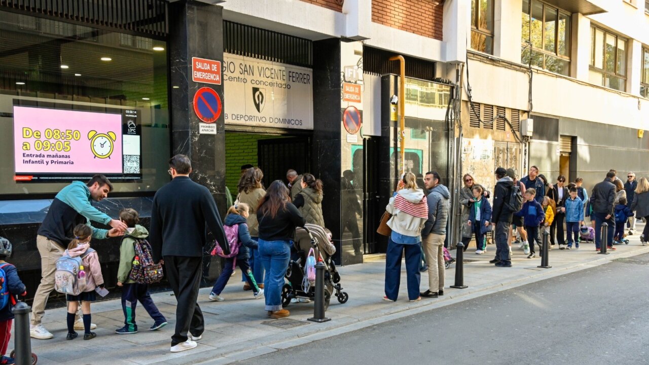 Instalación de bolardos en el callejón del colegio San Vicente Ferrer