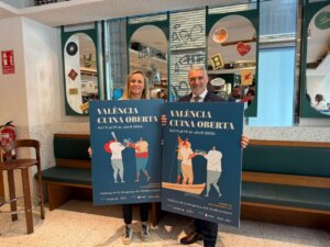 Presentación del evento València Cuina Oberta primavera 2026 con dos personas sosteniendo carteles