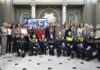 Homenaje a mujeres policías pioneras en València con varias asistentes y miembros del cuerpo.