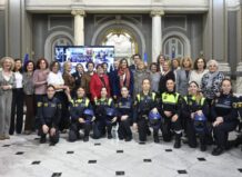 Homenaje a mujeres policías pioneras en València con varias asistentes y miembros del cuerpo.