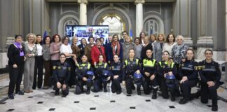 Homenaje a mujeres policías pioneras en València con varias asistentes y miembros del cuerpo.