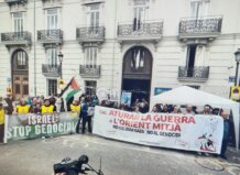Manifestantes en València pidiendo el cese de hostilidades en Oriente Medio