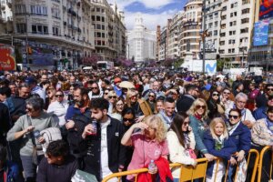 Multitud de personas en la ciudad de València durante las Fallas 2026