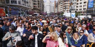 Multitud de personas en la ciudad de València durante las Fallas 2026